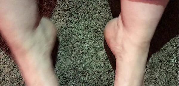  I cum all over my GF pretty feet and pink toes.